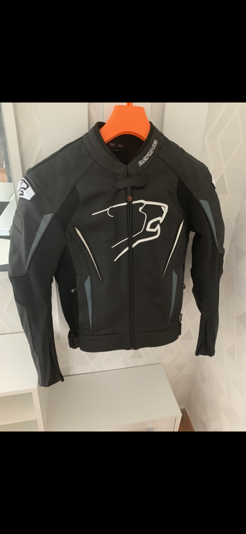 Blouson moto taille M , tous neufs.  120 Saint-Hilaire (03)