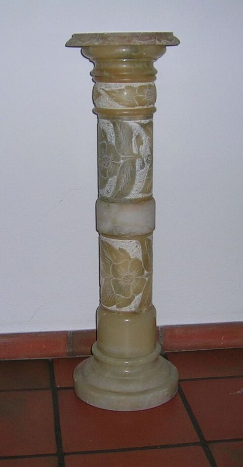 3 colonnes, sellettes marbre, albâtre. 100 Mane (31)