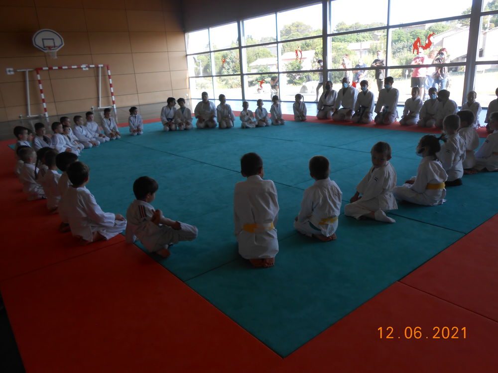   cours de gymnastique souple.de judo.de self-defense. 