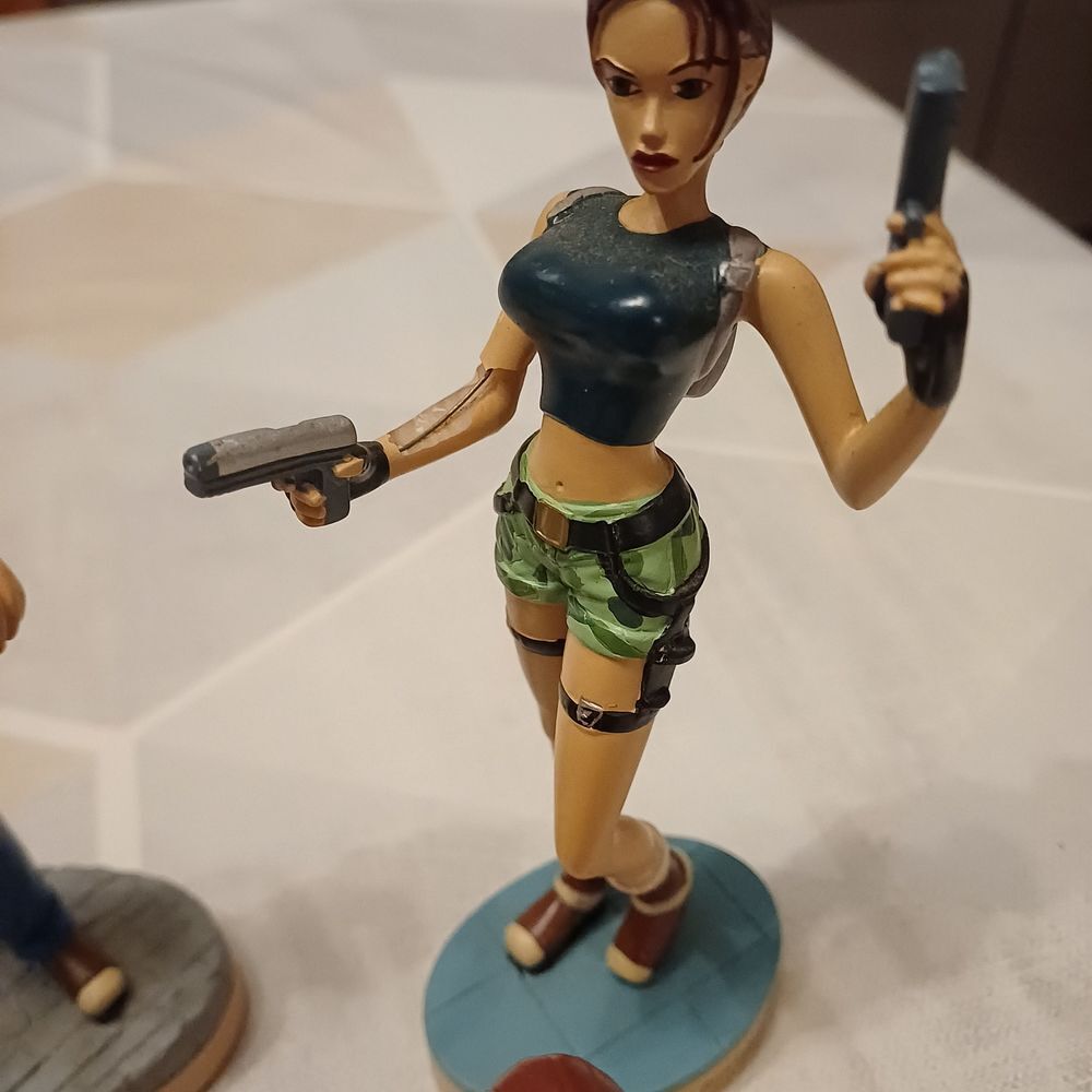 lot figurines lara croft 