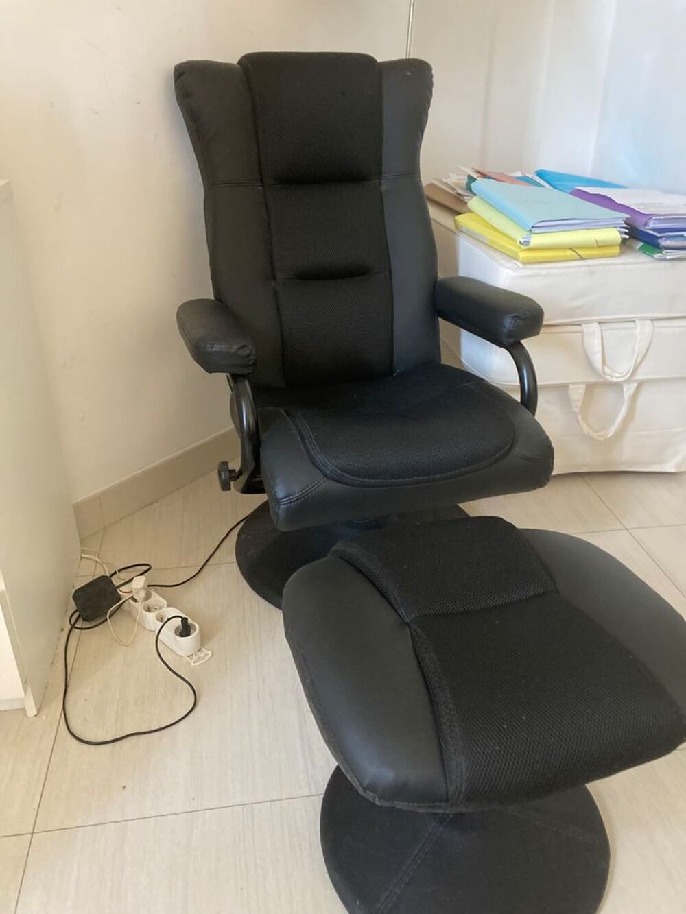 2 FAUTEUILS + 2 POUFS ASSORTIS Meubles