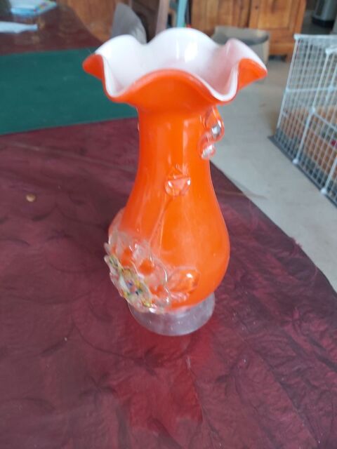 trs beau vase avec dcoration  avec des fleurs sculptes  20 Noyalo (56)