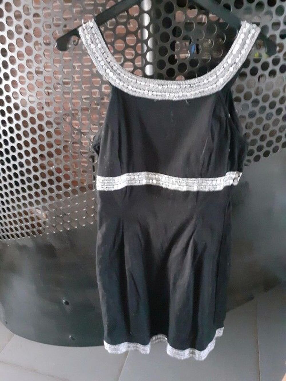 Robe noir avec bandes argent&eacute;s Vêtements