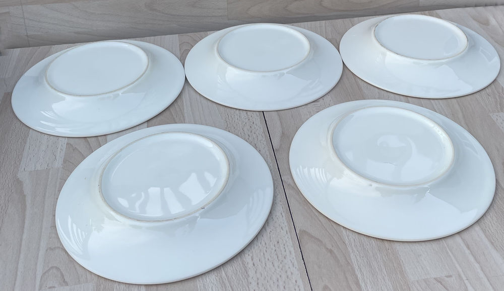 Vintage, lot d'un service &agrave; vaisselle ancien fa&iuml;ence blanche Cuisine