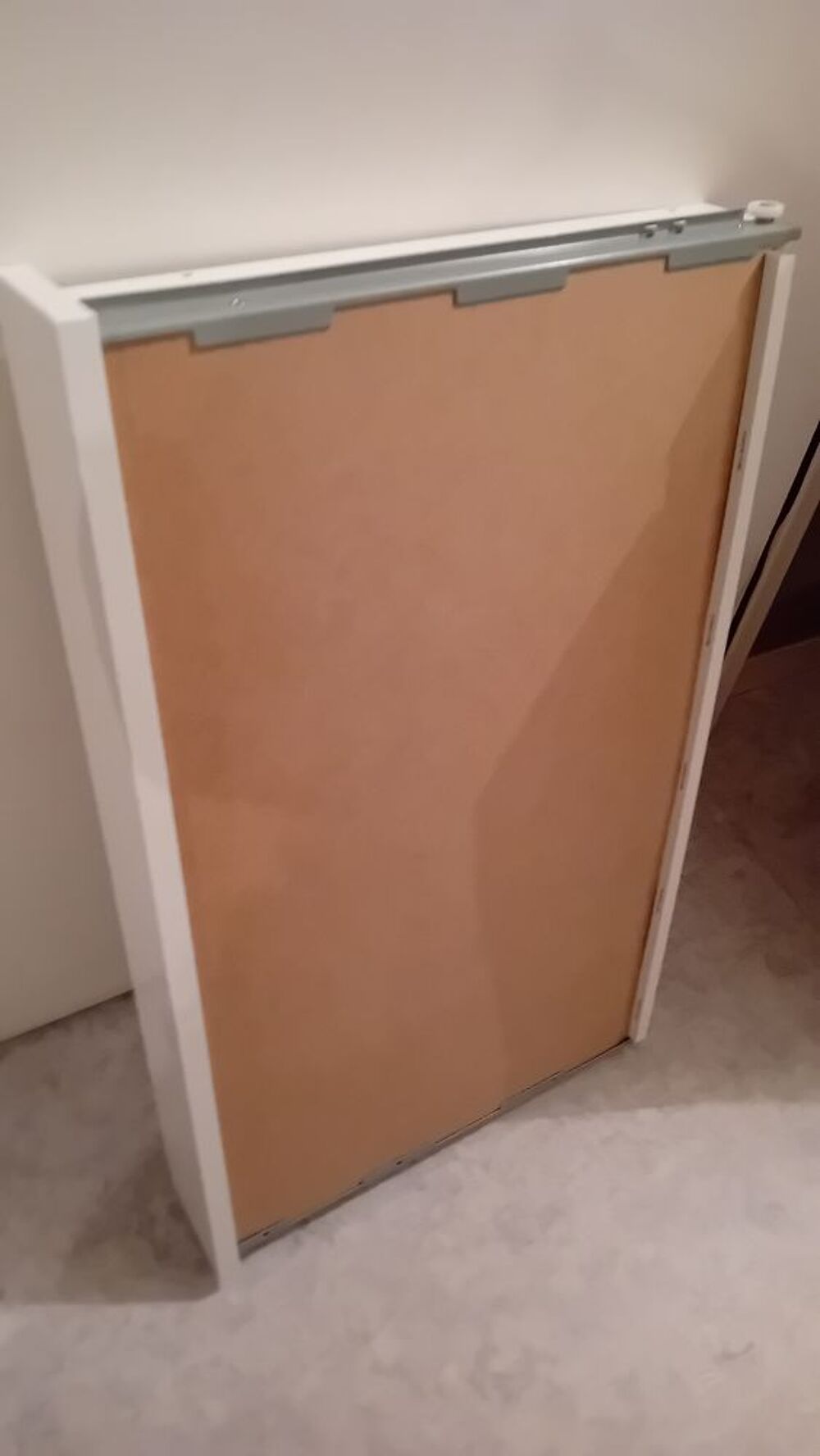 Bureau informatique 2 tiroirs et une porte c&ocirc;t&eacute; droit. Meubles