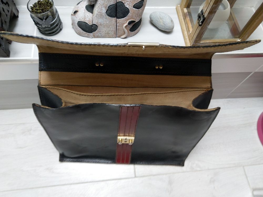 Cartable en cuir noir Plan&egrave;te Bags Paris
Maroquinerie