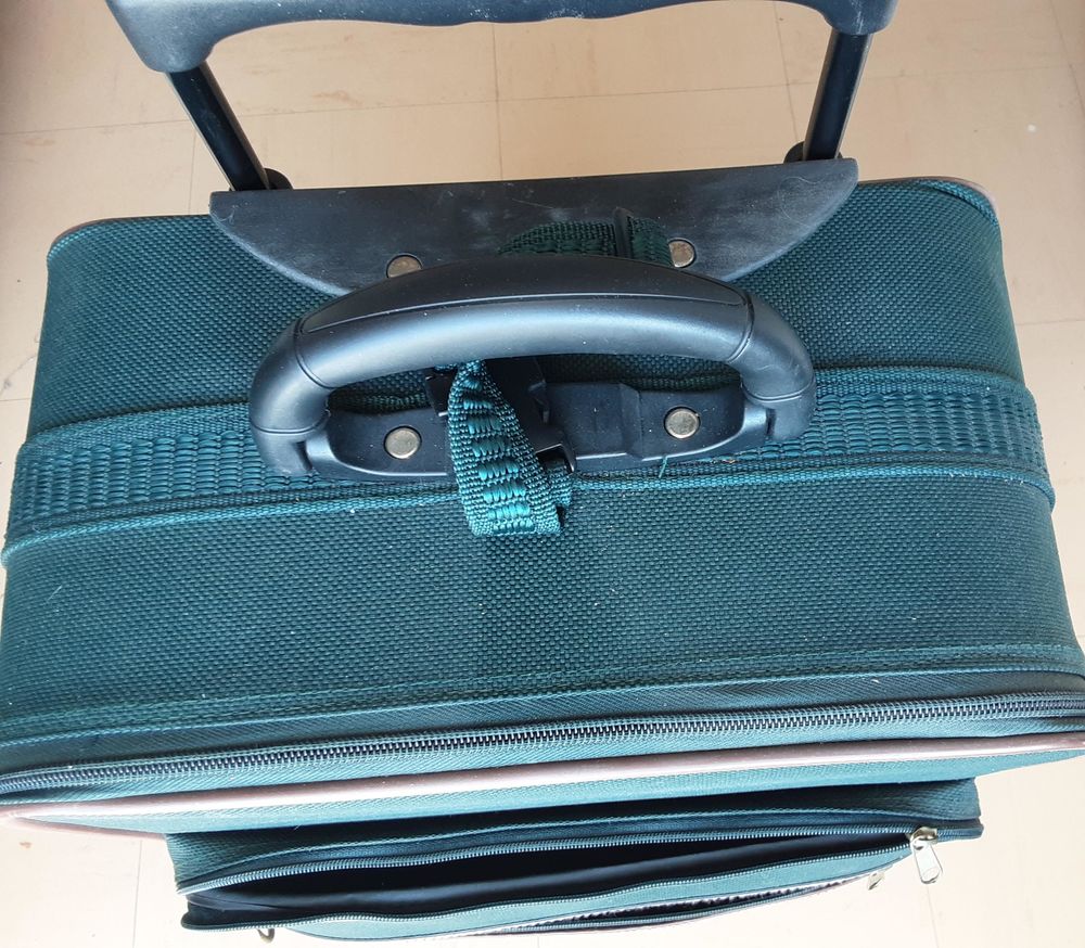 Valise &agrave; 2 roulettes, comme neuve. Maroquinerie