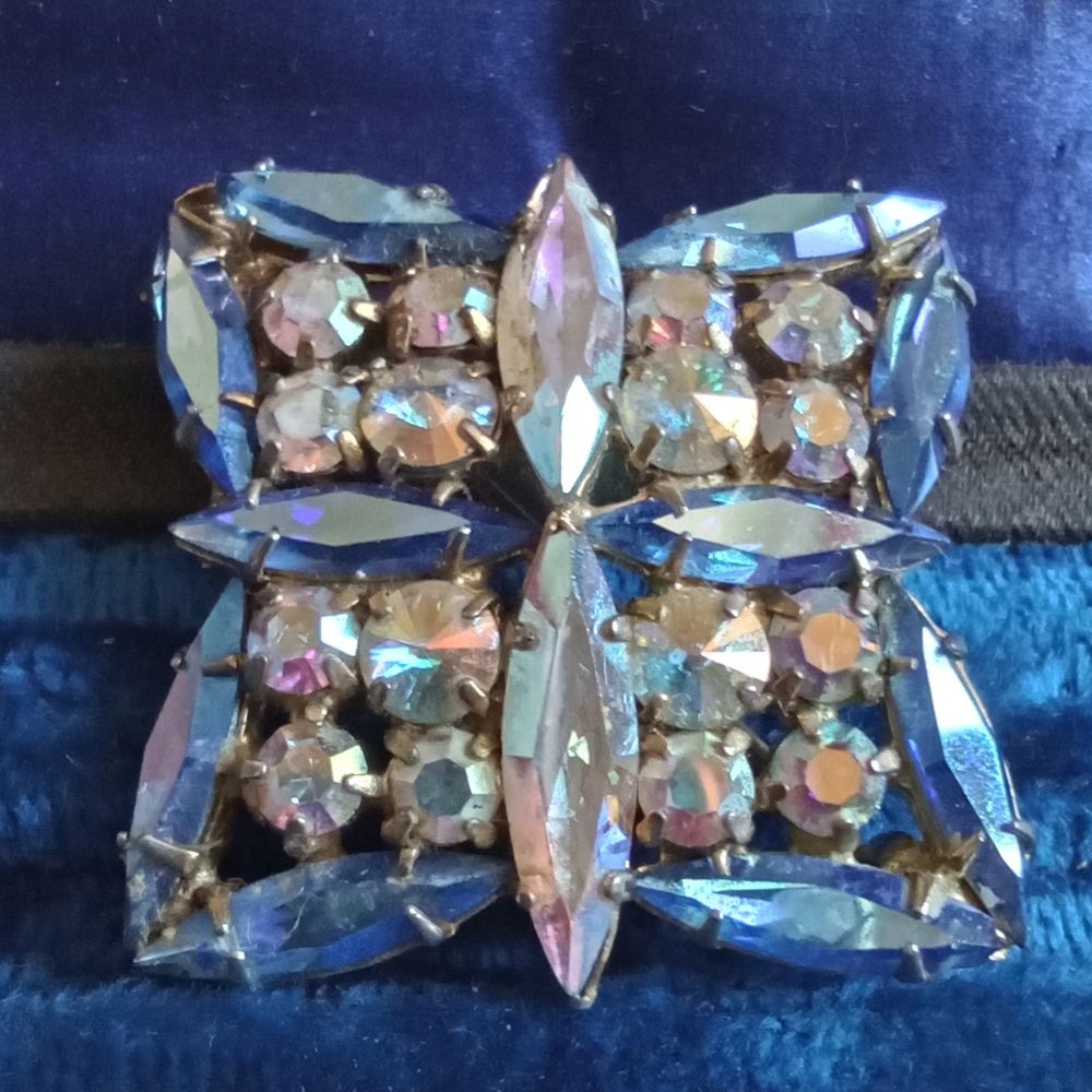 Magnifique broche vintage, jolis reflets bleut&eacute;s Bijoux et montres