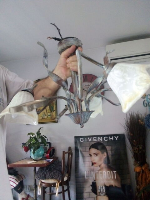 Beau lustre en fer forg cerus bleu et verre de Murano 160 Frjus (83)