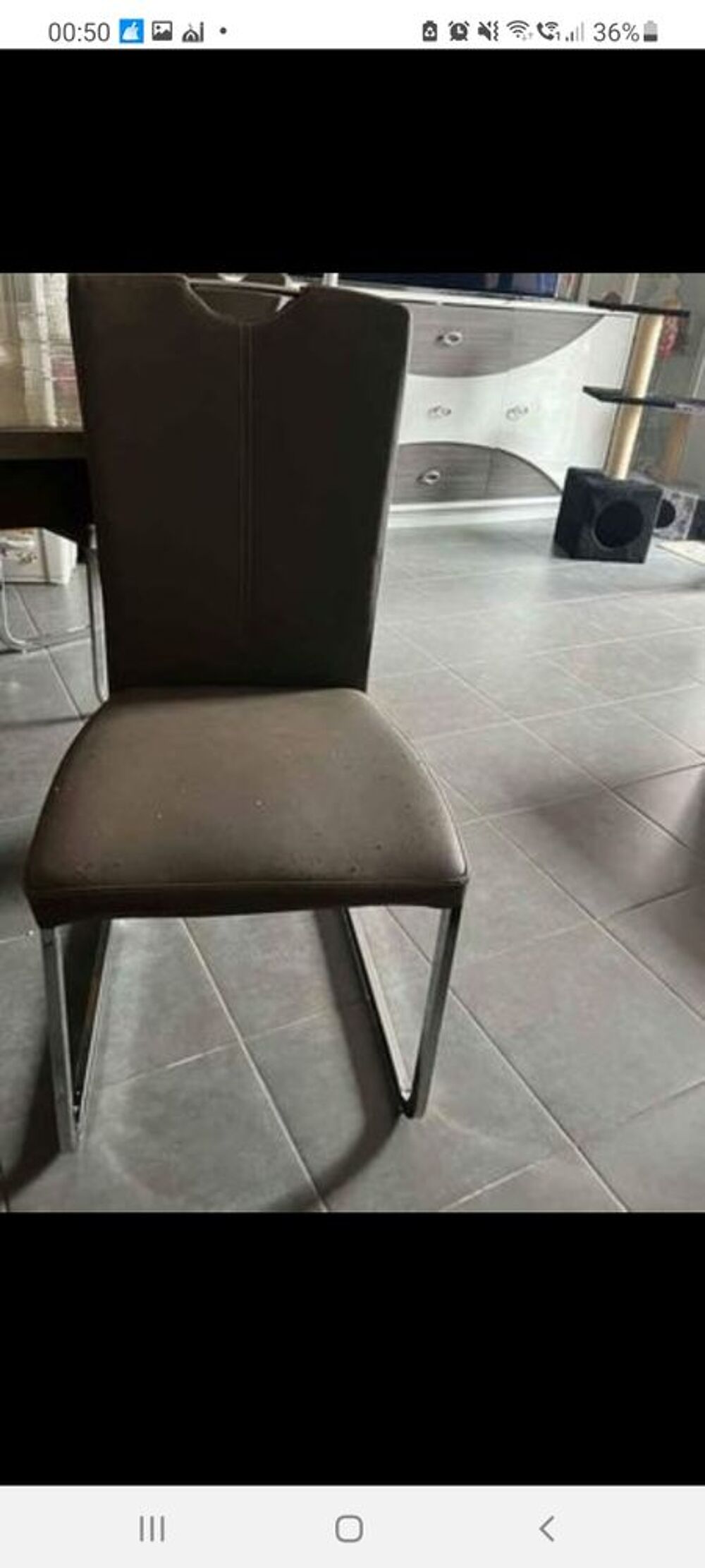 un lot de 6 chaises pour 60&amp;euro;. Quelques chaises sont griff&eacute;s par le chat. Mais les chaises sont de tr&egrave;s bonnes qualit&eacute;. Payer 120&amp;euro; la chaise a conforama Meubles