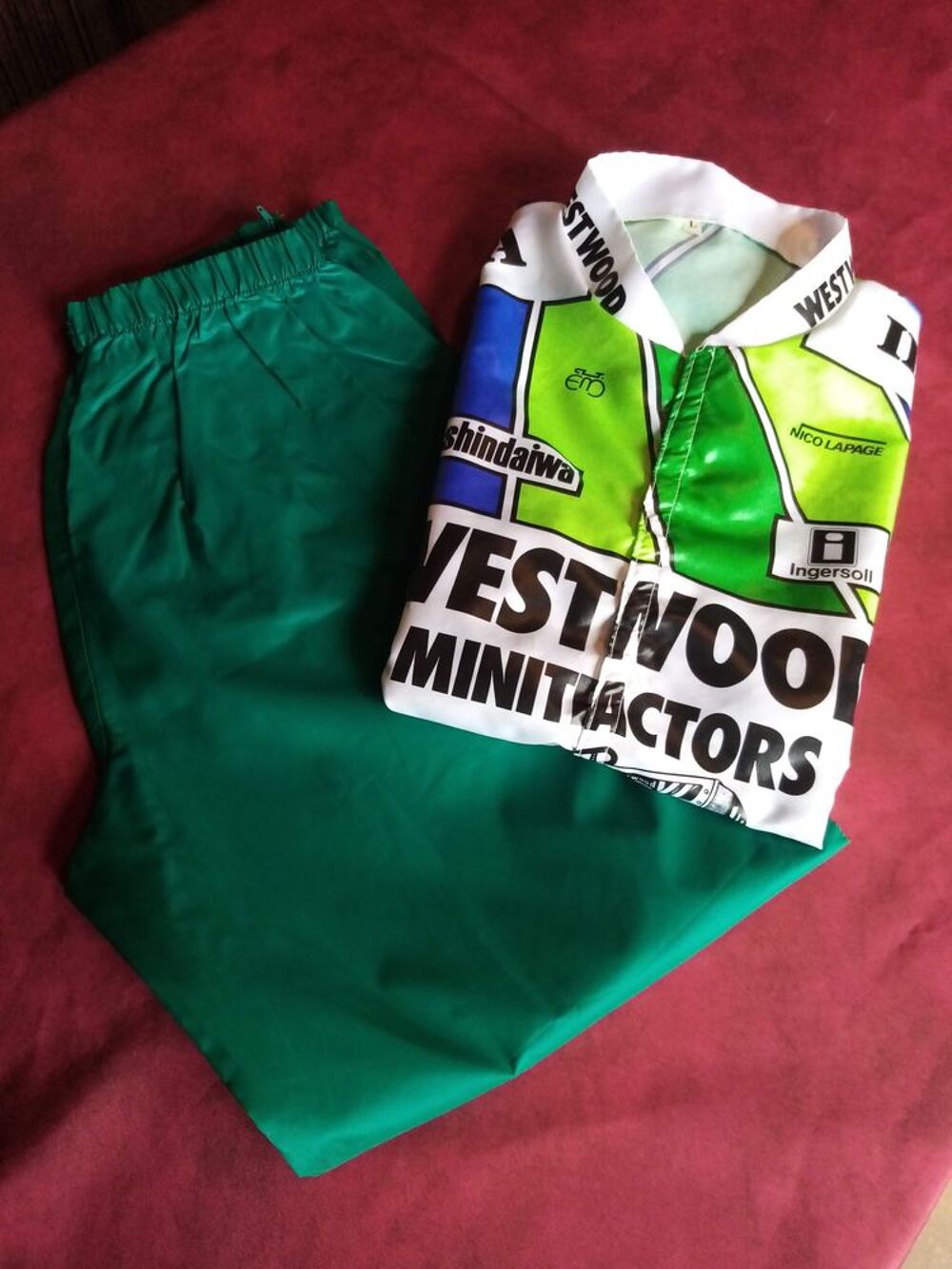 Ensemble de sport taille L en polyamide neuf Vêtements