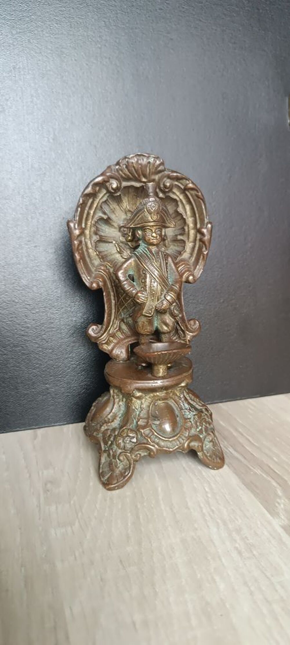 Figurine antique en bronze du Manneken Pis sur un pi&eacute;destal 