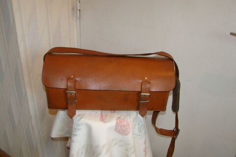 Sacoche d'artiste peintre en cuir � bandouli�re 
50 Gargenville (78)