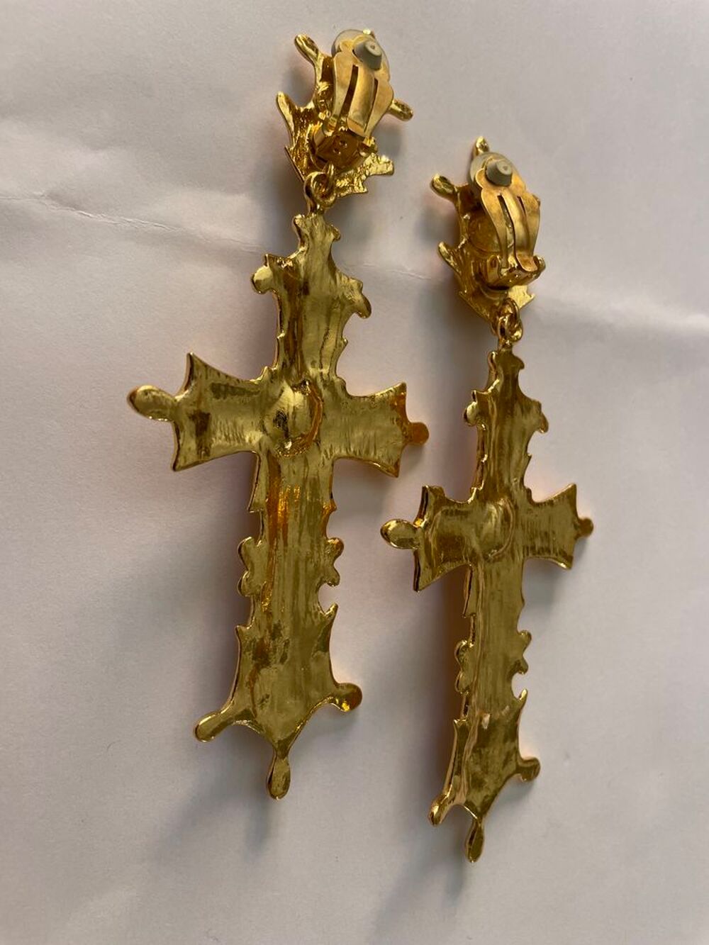 BO Clip croisillons email blanc nacr&eacute; pendant croix LACROIX Bijoux et montres