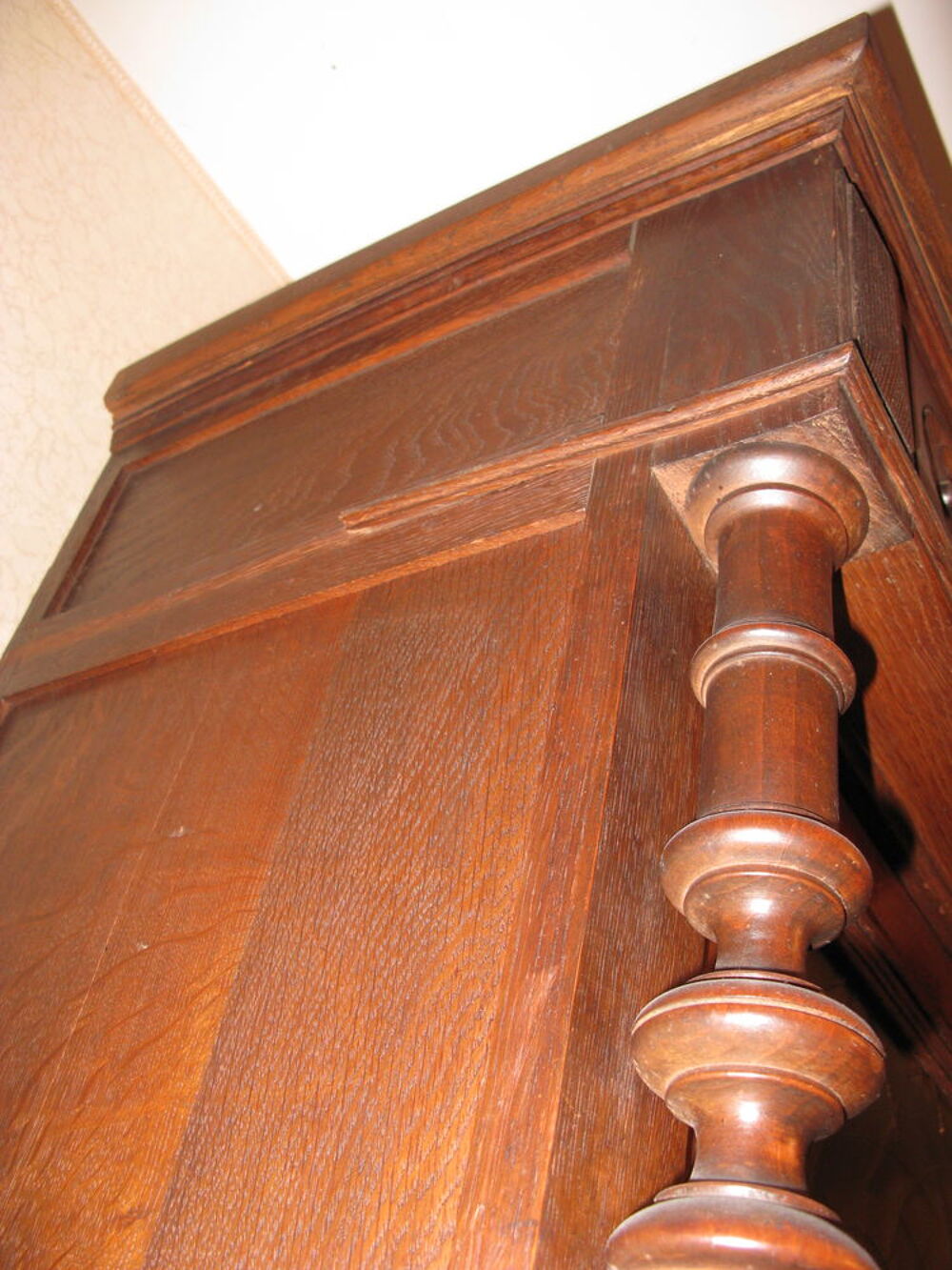 armoire/vitrine ch&ecirc;ne massif style Henri II Meubles