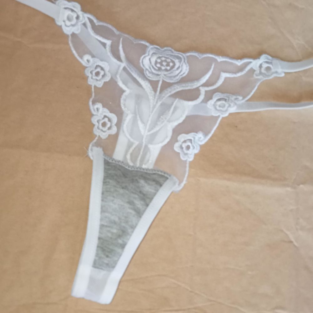 String femme dentelle en noir ou blanc TL Vtements
