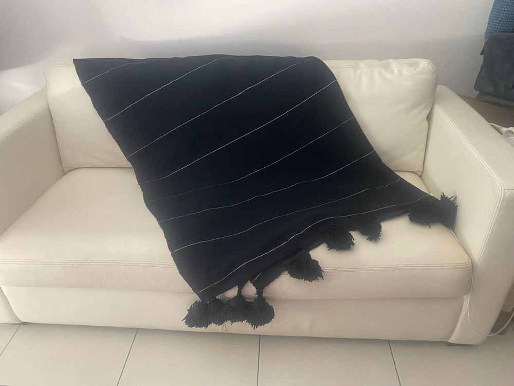Plaid marocain noir &agrave; pompons et fils argent Décoration