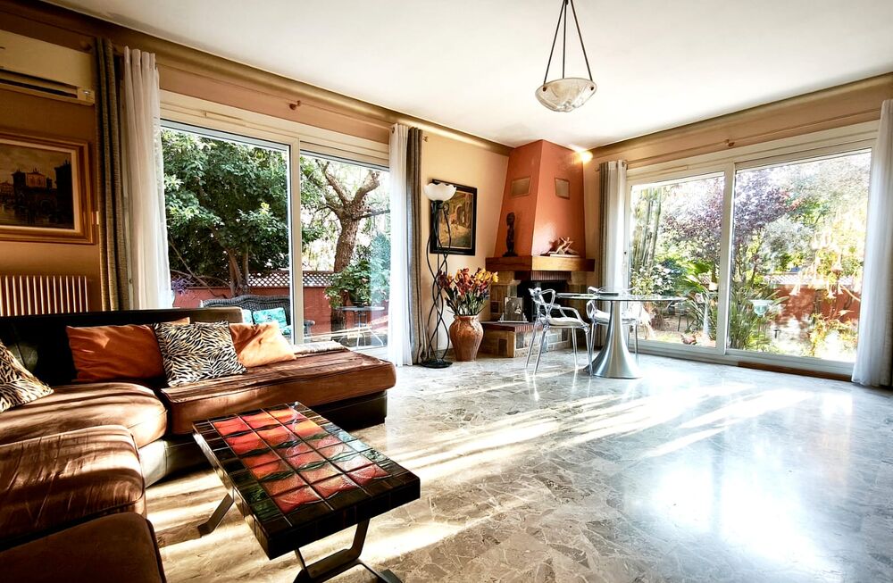 Vente Maison Maison de plain-pied avec jardin arboré au c?ur du village La londe-les-maures