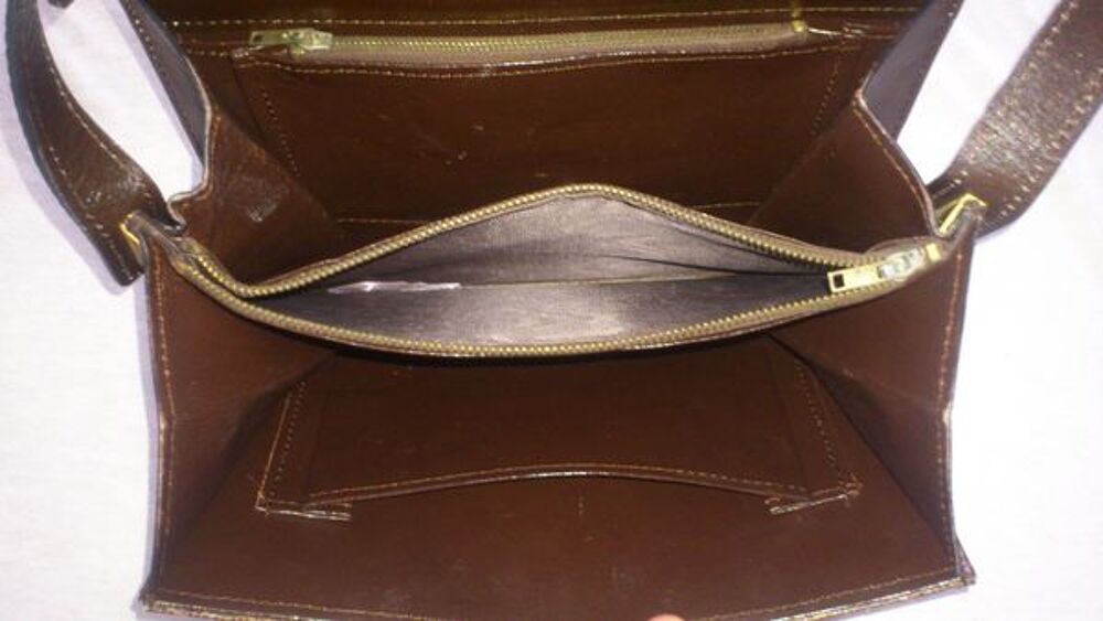 sac &agrave; main effet croco verni marron Maroquinerie