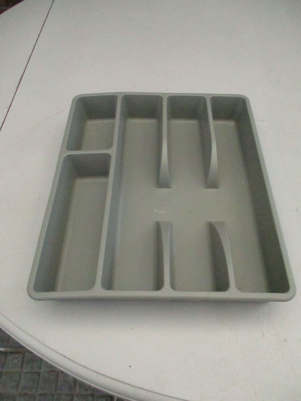 range couverts en plastique gris fonc&eacute; plus un demi avec Bricolage