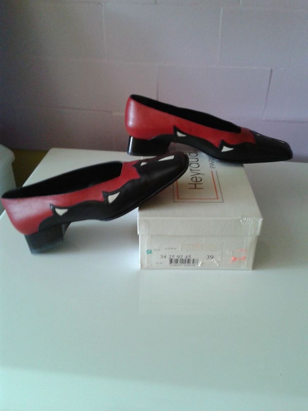 Chaussures &eacute;tat neuf taille 39 HEYRAUD noir-rouge-blanc Chaussures