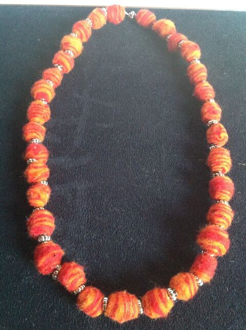 COLLIER MÉTAL & BOULES FEUTRE LAINE ROUGE ORANGE Envoi Possi 2 Trégunc (29)