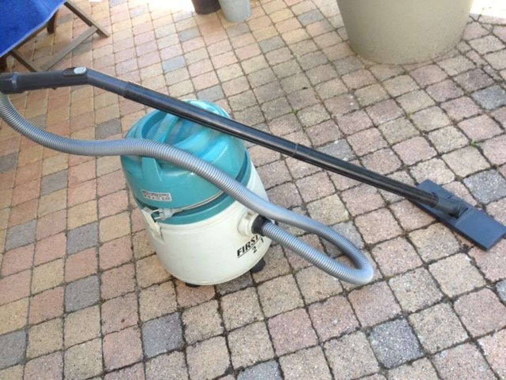 vend aspirateur liquide et poussi&egrave;re FIRSTLINE 1300W Electroménager