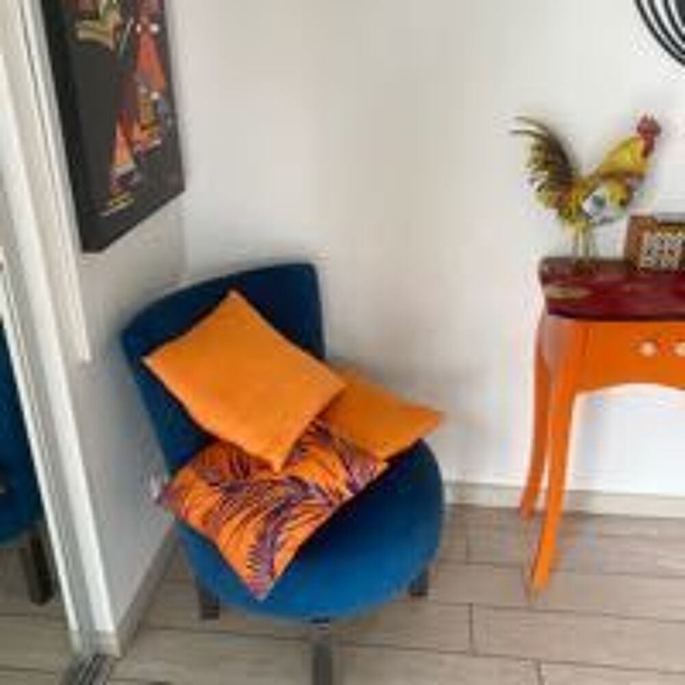 2 Magnifiques Fauteuils pivotants bleu canard velours et fer forg&eacute; Meubles