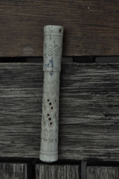 Porte aiguille ancien sculpt� 25 Nieuil-l'Espoir (86)