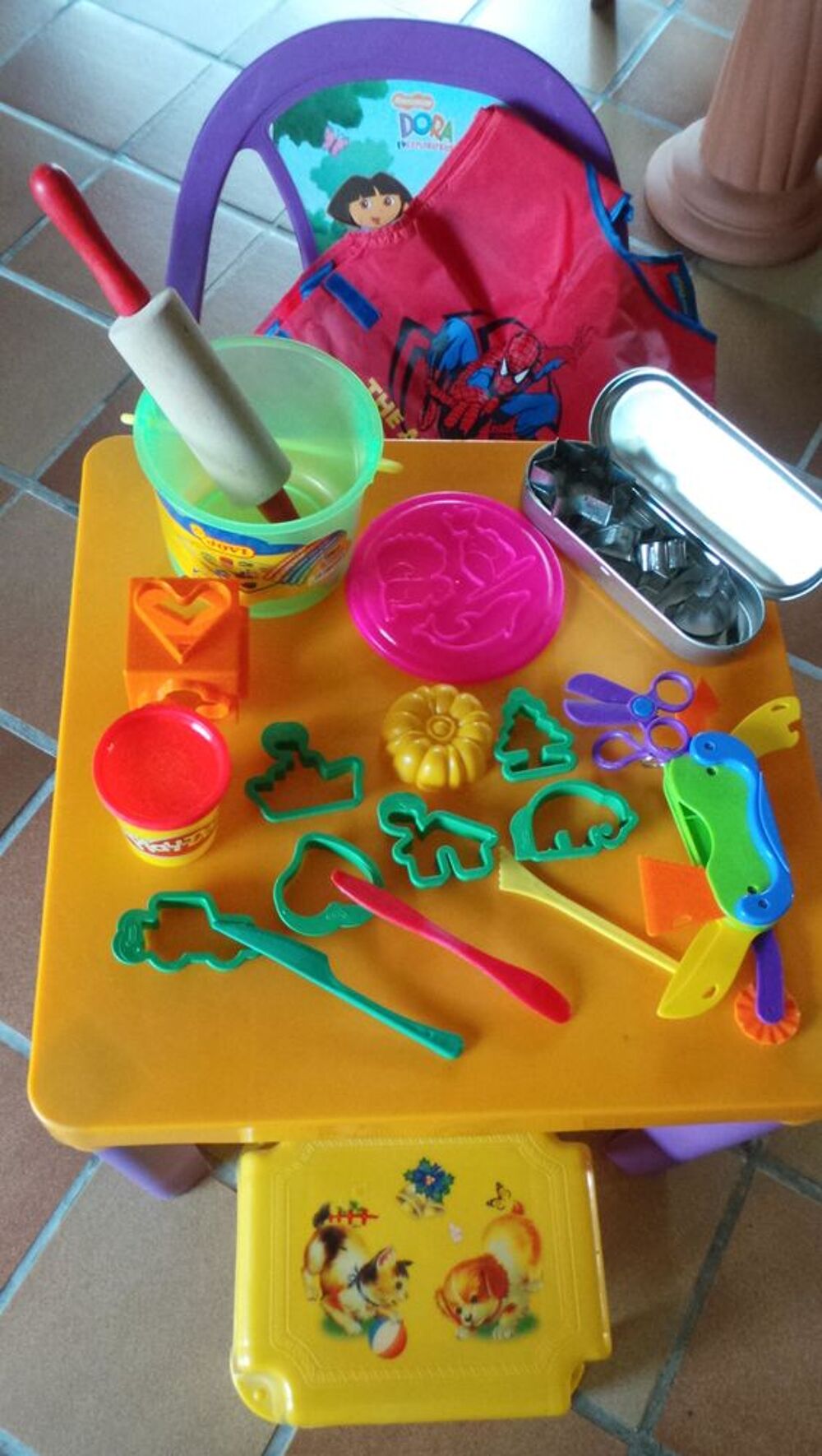 Table d'activit&eacute; et cr&eacute;atif. Jeux / jouets