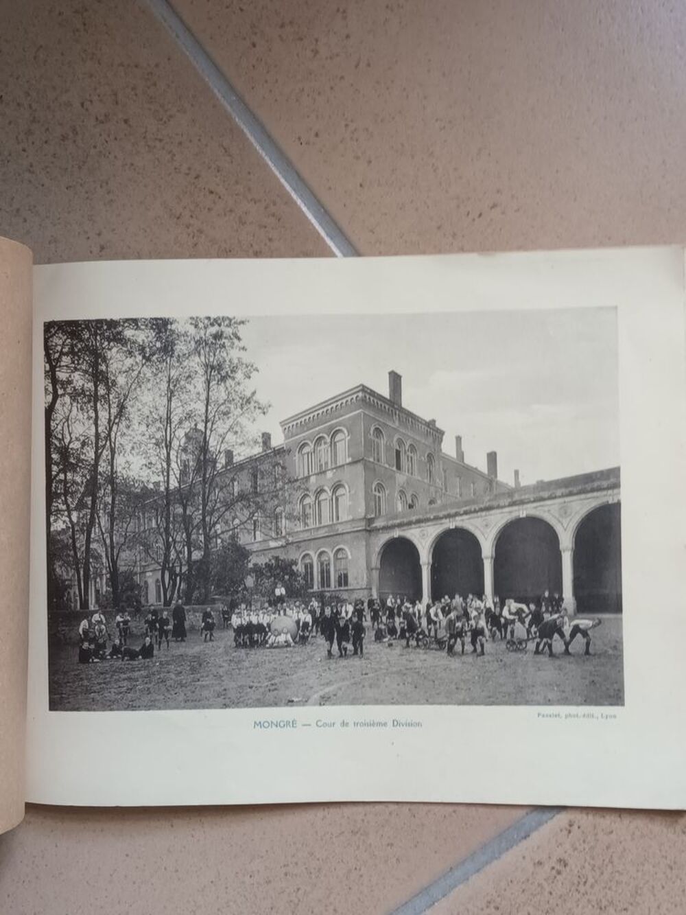 Album de 18 photos de 1926 coll&egrave;ge Notre-Dame de Mongr&eacute; 