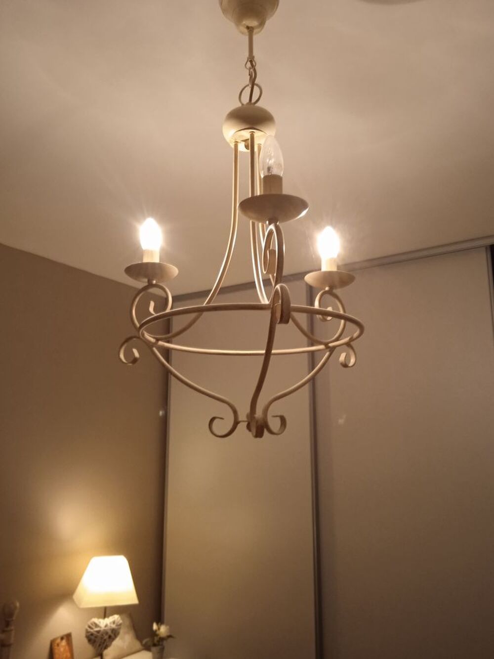 un lustre m&eacute;tal Meubles