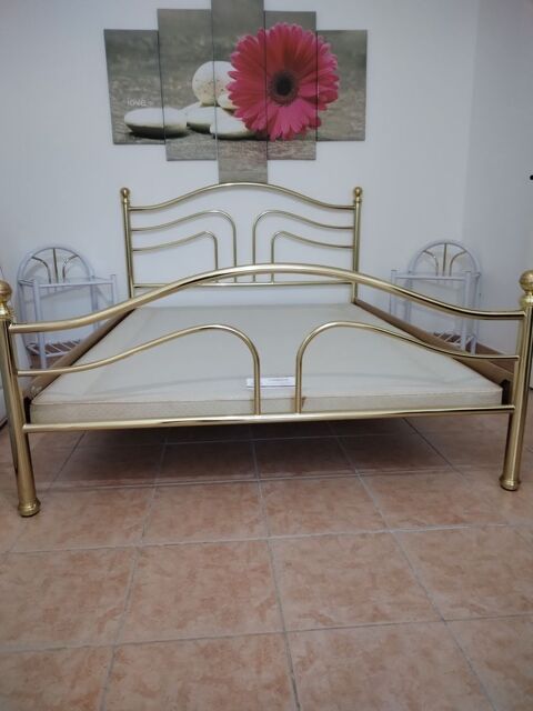 Lit. Sommier. Matelas. 2 chevets  130 Vallauris (06)