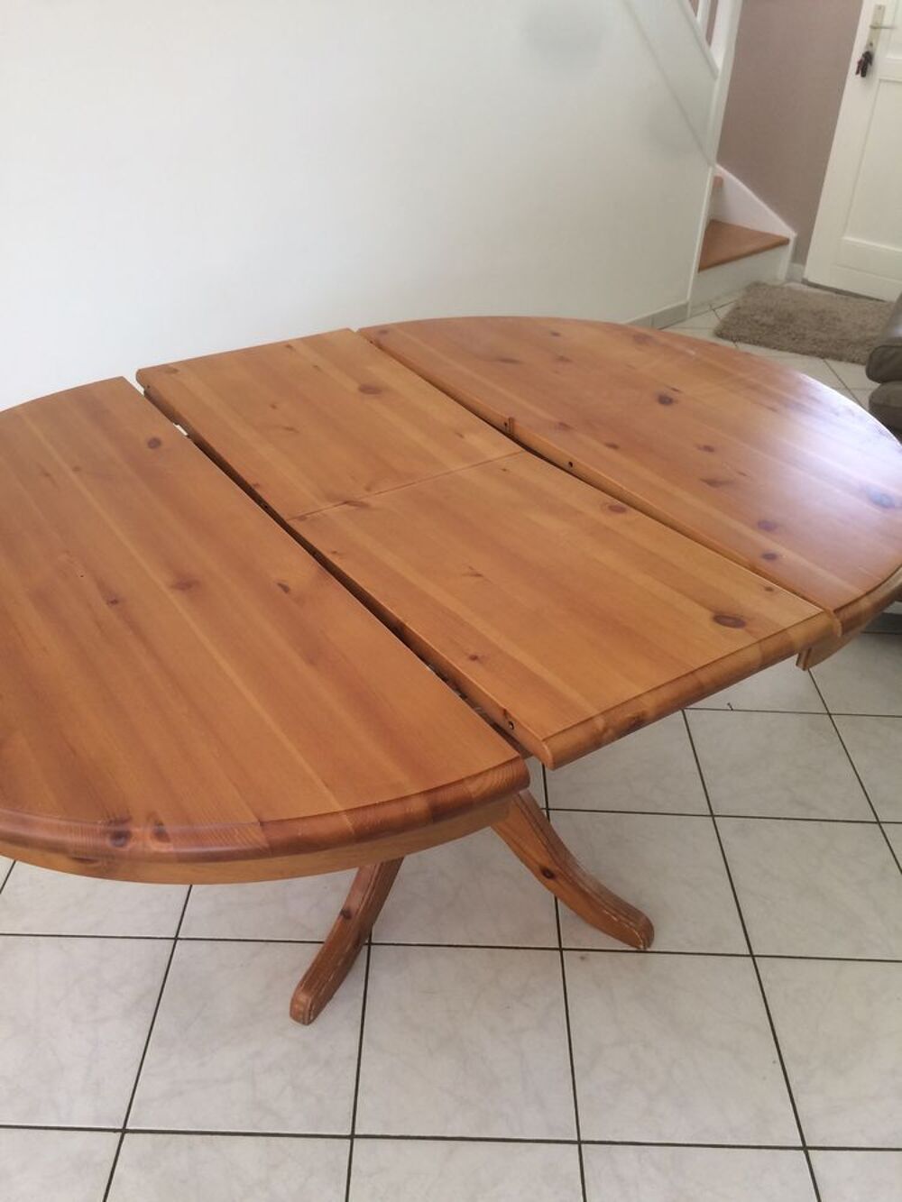 Table ronde en pin massif teint&eacute; cir&eacute; Meubles