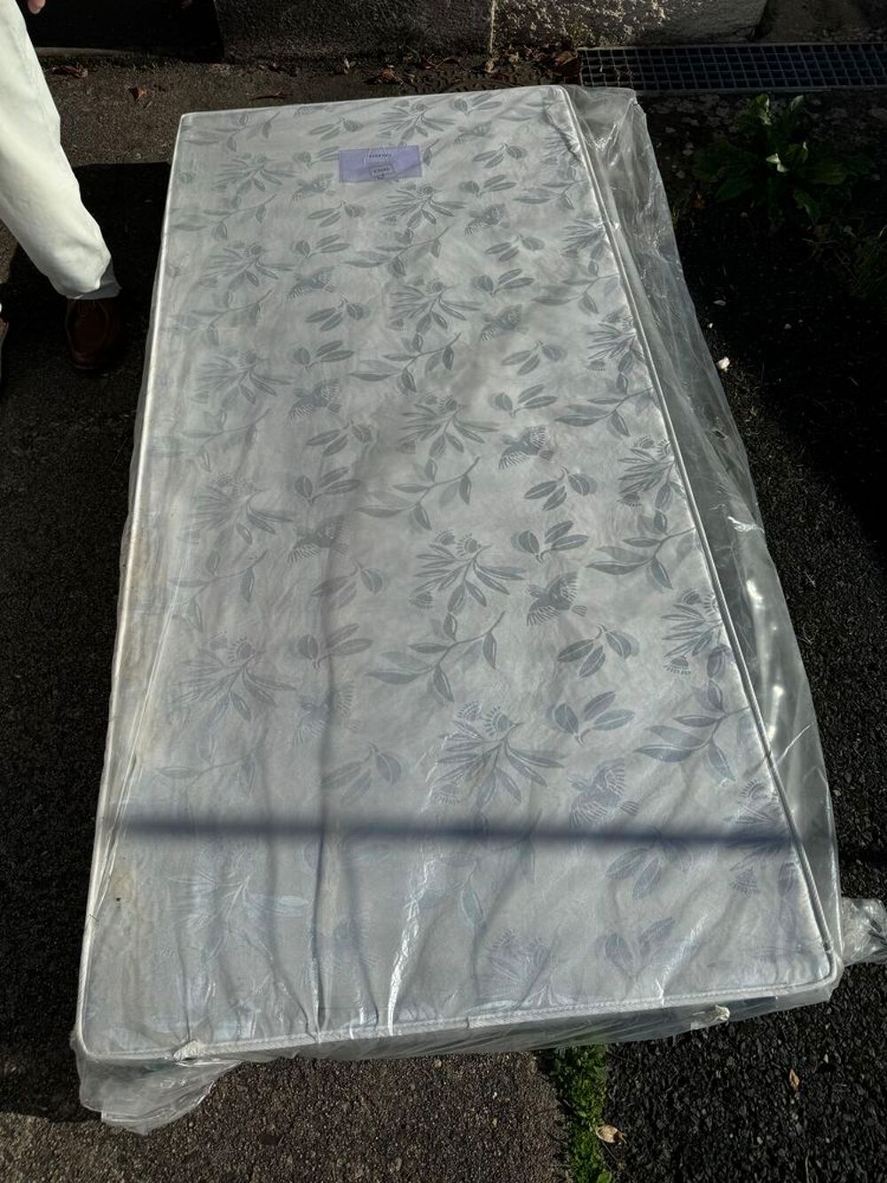 2 matelas et 2 sommiers Meubles