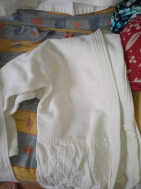 cause dpart deux tenues de judoka complte 200 200 Bornel (60)
