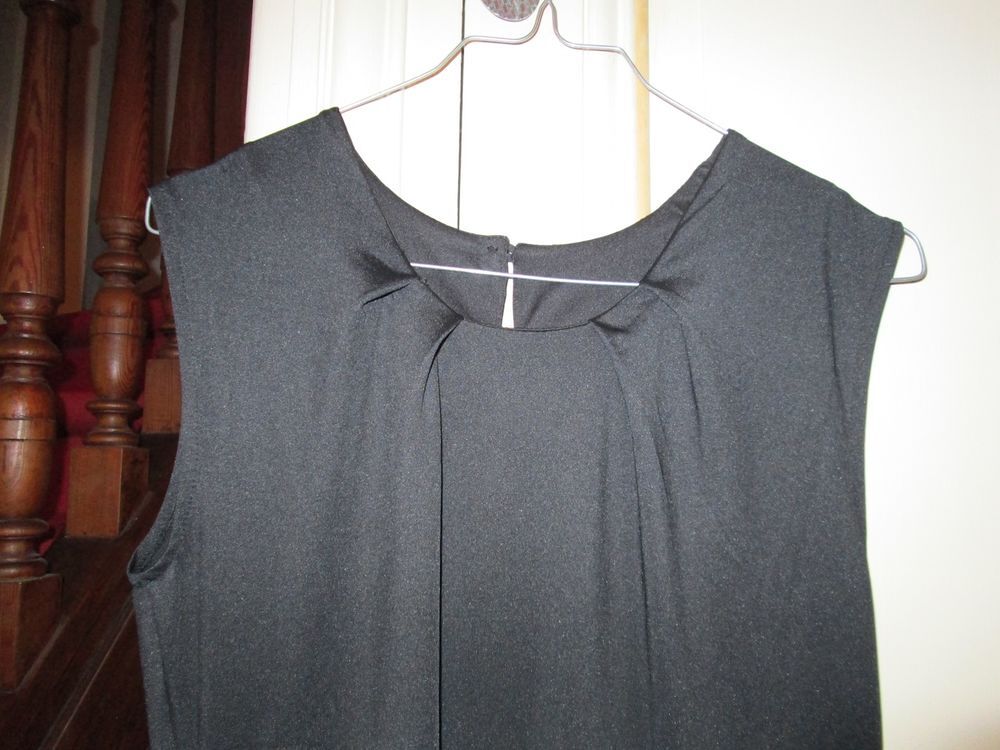 Robe noire sans manches neuve Vêtements