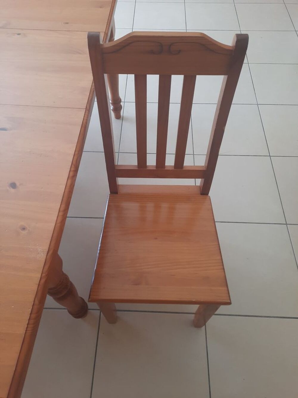 Tables &agrave; manger, chaises et bahut Meubles