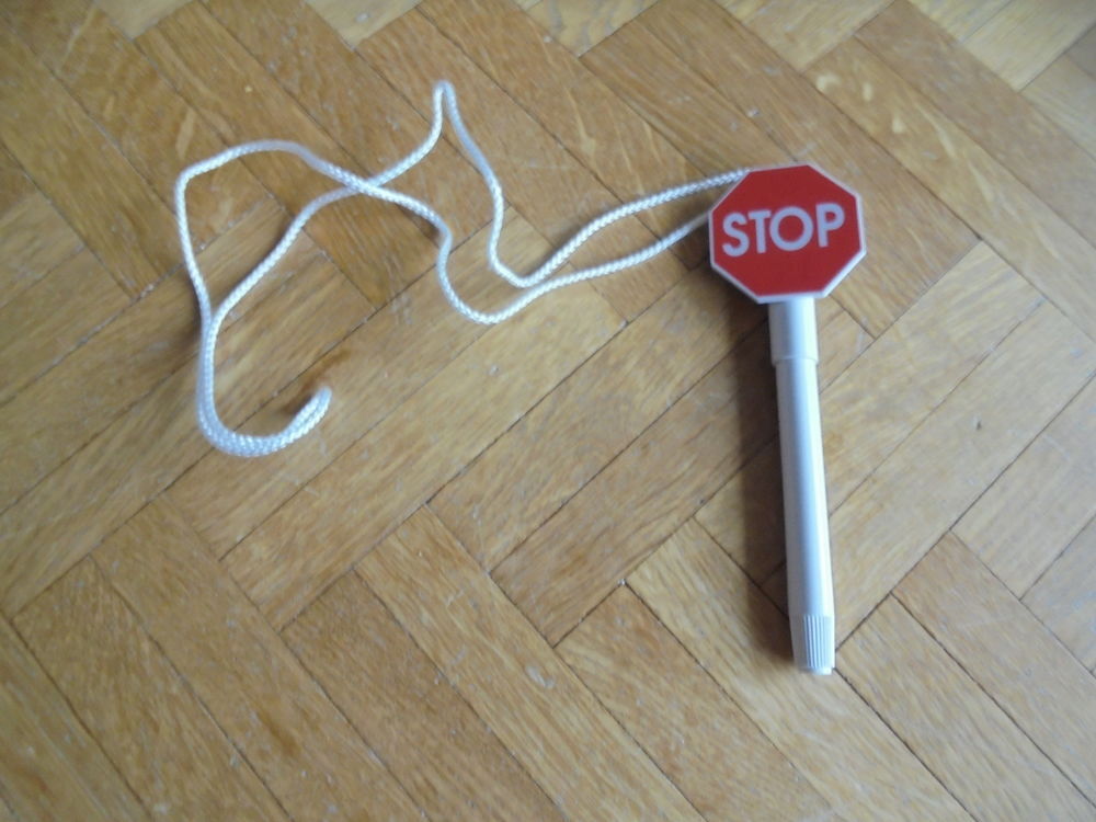 Crayon tour de cou "STOP" (28c) Maroquinerie