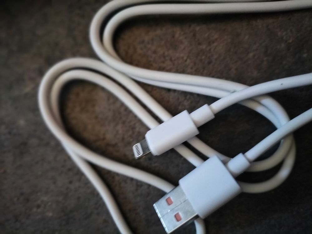 Cable chargeur t&eacute;l&eacute;phone iphone TASR France neuf Téléphones et tablettes