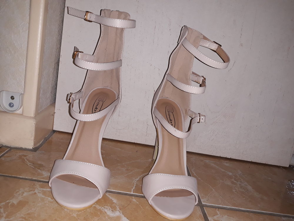 Talons aiguilles &agrave; lanieres couleur beige Chaussures