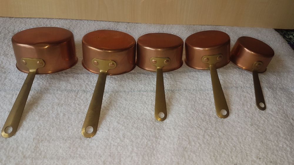 lot casseroles cuivre avec support Décoration