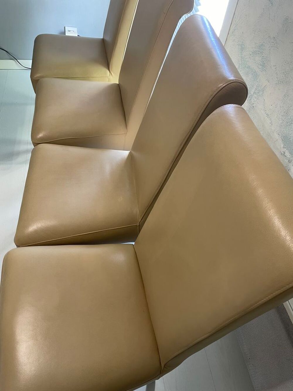 Lot 4 chaises en cuir v&eacute;ritable 4 pieds Meubles