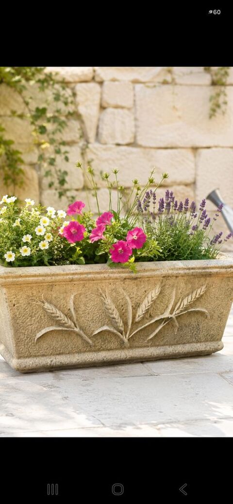 Jardinière en pierre reconstituée. Annebault (14)