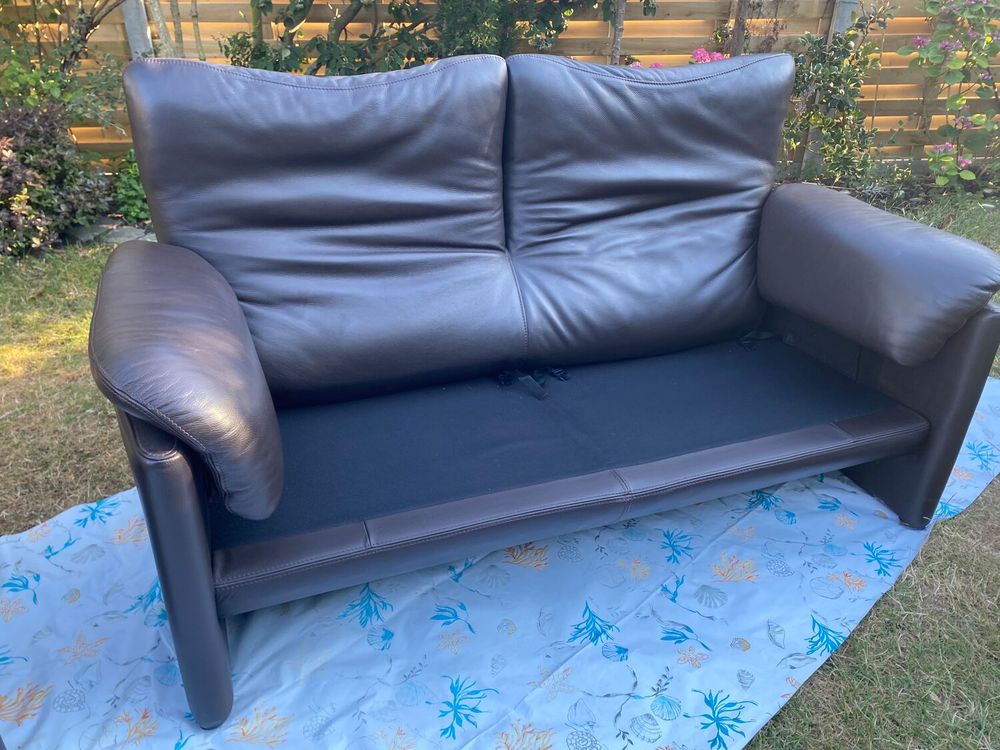 CANAPE : 2 banquettes et un pouf tr&egrave;s confortables, en cuir. Meubles
