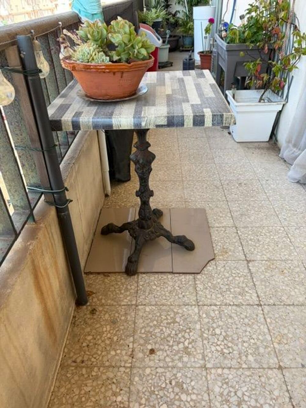 Table bistrot r&eacute;sine et fonte Meubles