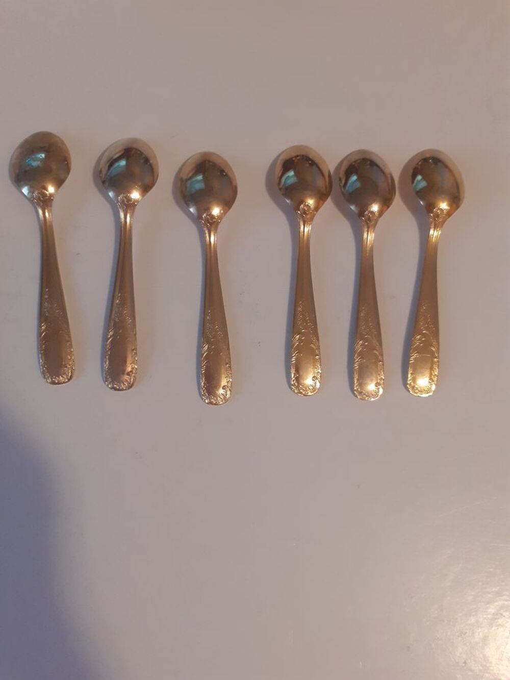 Lot de 6 jolies cuill&egrave;res dor&eacute;es, orn&eacute;es d'un poin&ccedil;on A/C Décoration