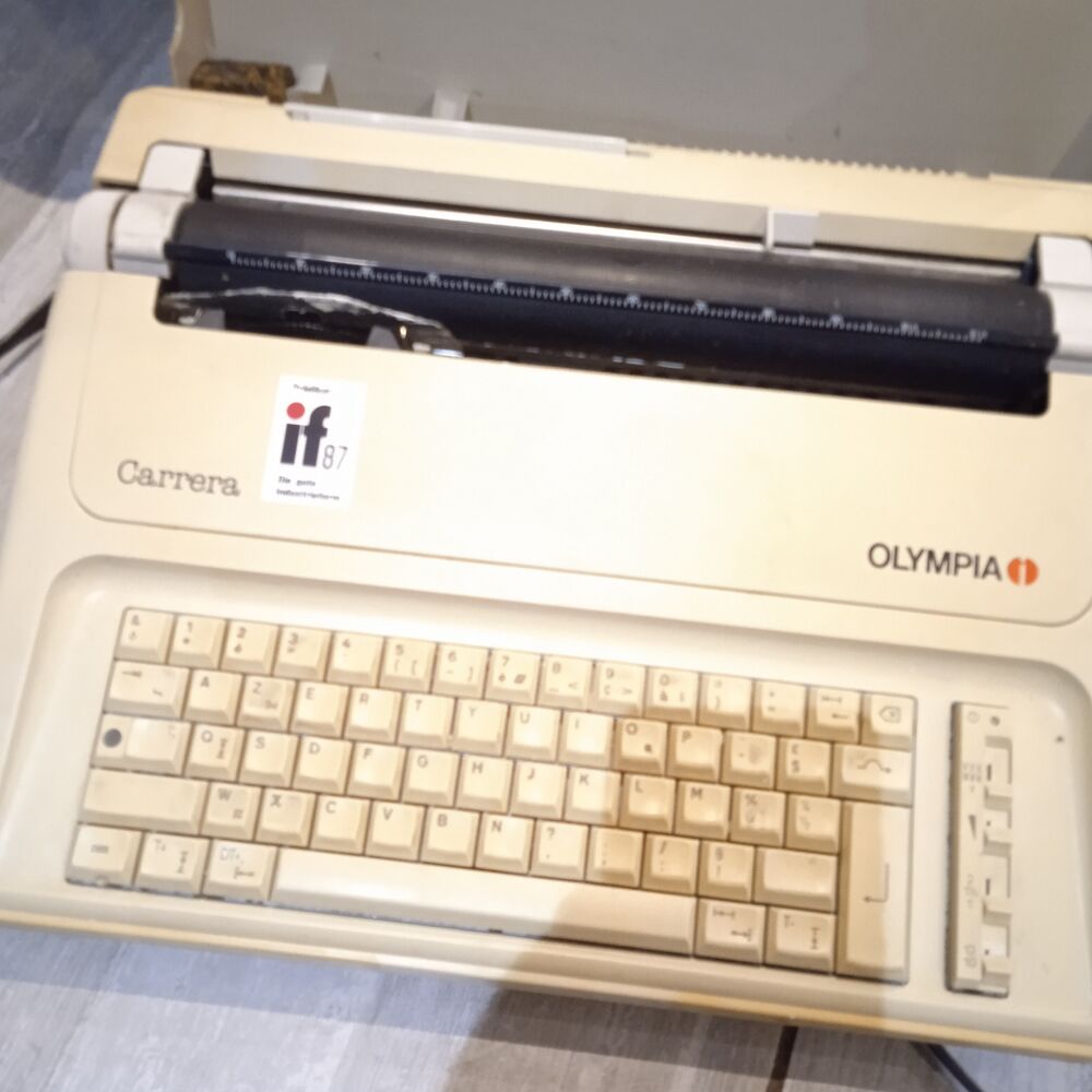 Machine &agrave; &eacute;crire Olympia Carrera &agrave; Cassette de 1987 