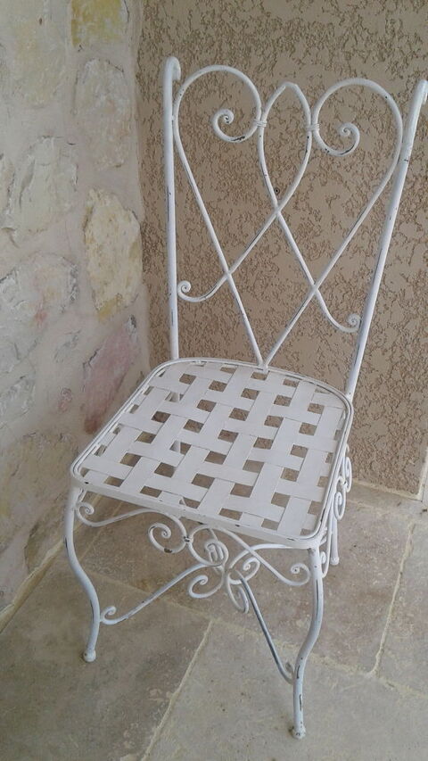Chaise en fer forg� 30 Montaren-et-Saint-M�diers (30)