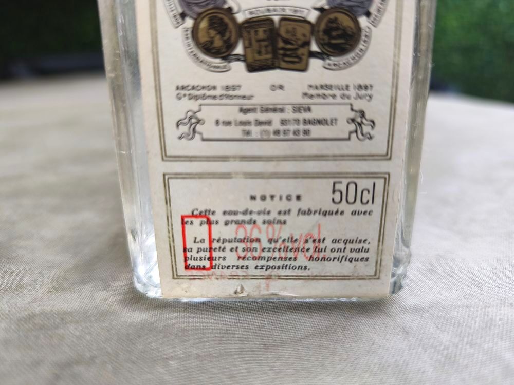 authentique bouteille de Boukha Bokobsa (Eau-de-vie) Cuisine